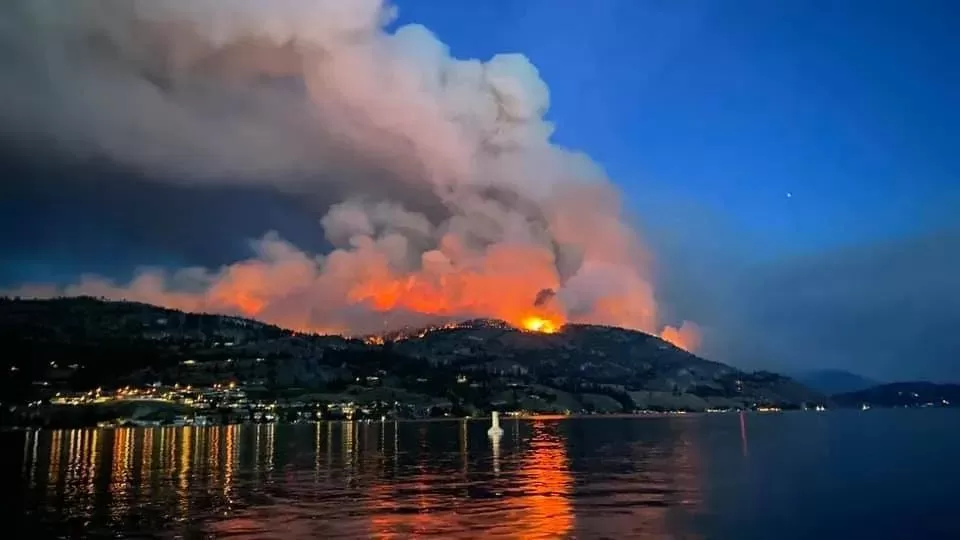 BC爆发大规模山火! 烈火蔓延1000公顷 场面恐怖 3700户居民面临疏散!