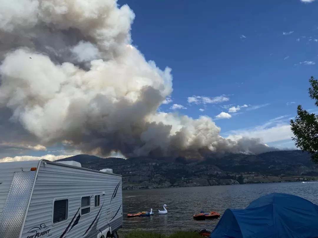 BC爆发大规模山火! 烈火蔓延1000公顷 场面恐怖 3700户居民面临疏散!
