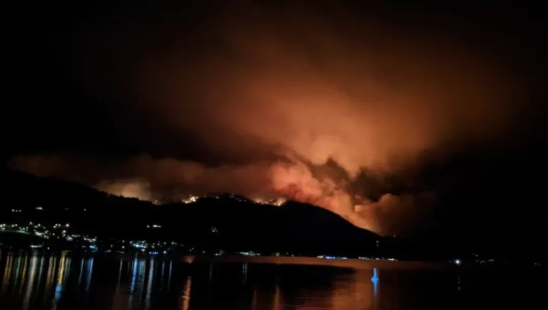 BC爆发大规模山火! 烈火蔓延1000公顷 场面恐怖 3700户居民面临疏散!