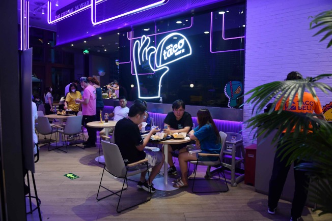民众在北京一家新开的塔可钟(Taco Bell)用餐。(Getty Images)