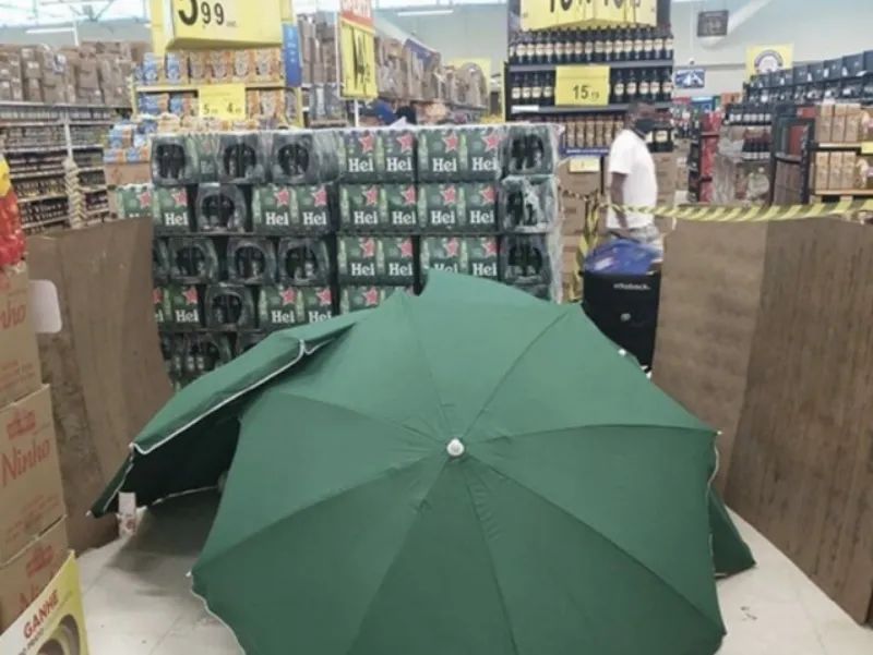 疫情下 员工猝死店内 超市竟用雨伞遮住尸体 继续接客营业!
