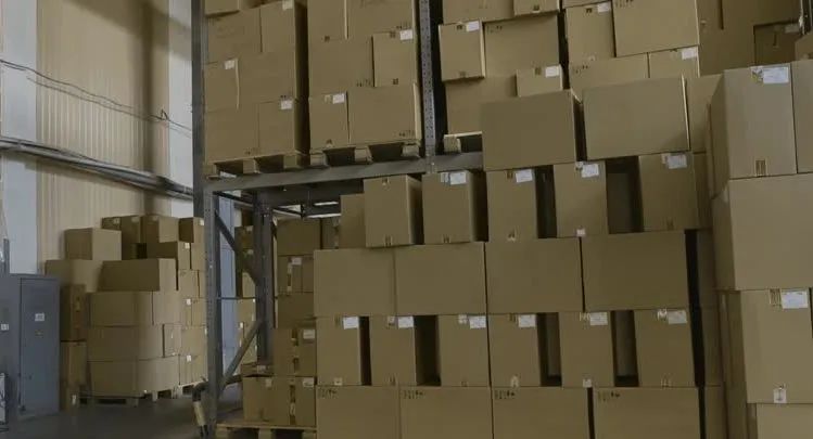 疫情下 员工猝死店内 超市竟用雨伞遮住尸体 继续接客营业!