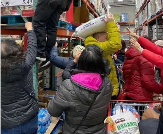 疫情下 员工猝死店内 超市竟用雨伞遮住尸体 继续接客营业!