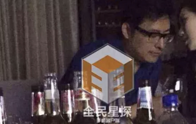 华人女星被称娱乐圈第一富婆 老公却被爆出轨 KTV情难自持壁咚辣妹!