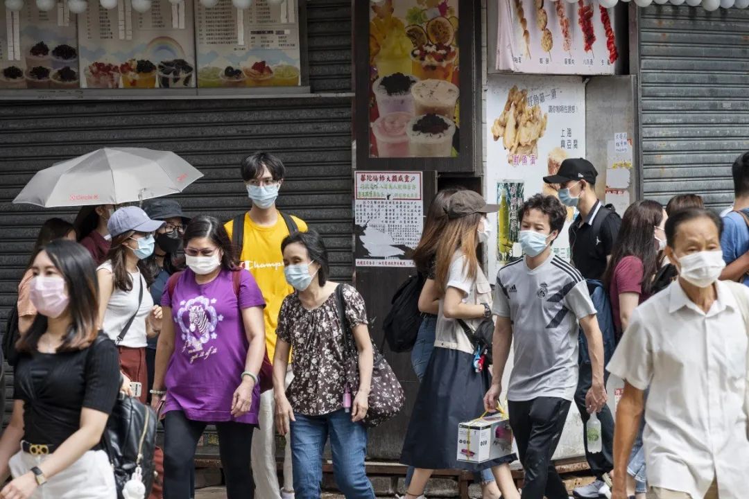 惨! 33岁华人染新冠 住院20天痊愈 开心出国游 竟再遭感染 一下飞机就送医