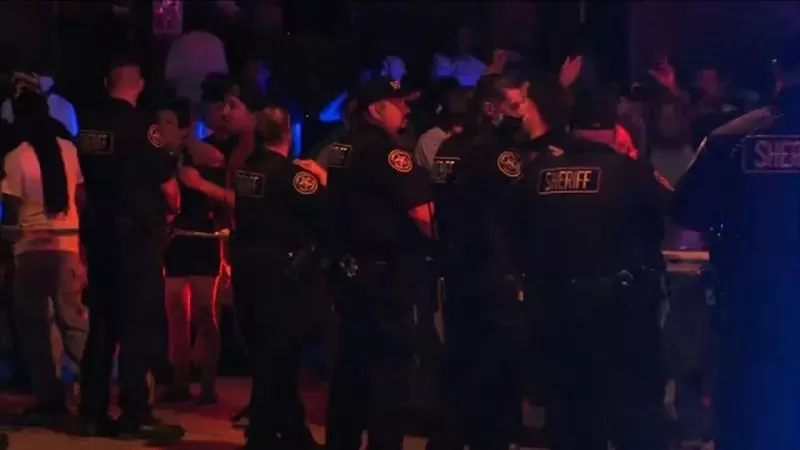恐怖! 3娃爸爸被从背后连射7枪 孩子亲眼目睹 惨剧引发全城暴动!