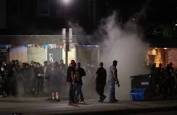 恐怖! 美国抗议再起 枪手疯狂扫射人群 多人死伤! 现场如战场