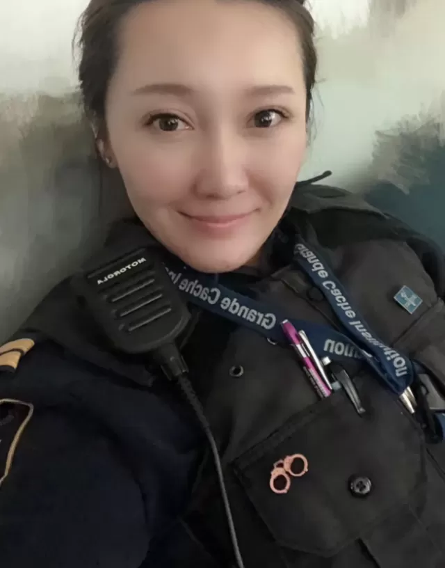 华人美女移民加拿大当狱警 一年200天假 买500平豪宅 只是常被男犯人吹口哨