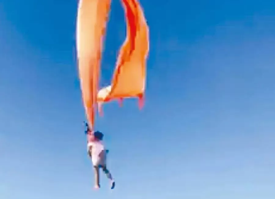 可怕! 3岁华人女童被风筝缠住脖子 卷上30米高空狂甩 现场尖叫一片!