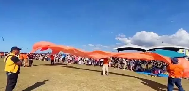 可怕! 3岁华人女童被风筝缠住脖子 卷上30米高空狂甩 现场尖叫一片!