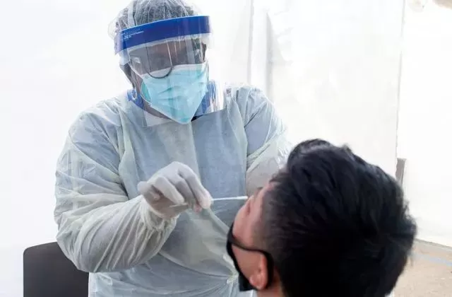 华人爆料 回国登机如灾难片 有人不戴口罩全程咳嗽 一下飞机多人发烧!