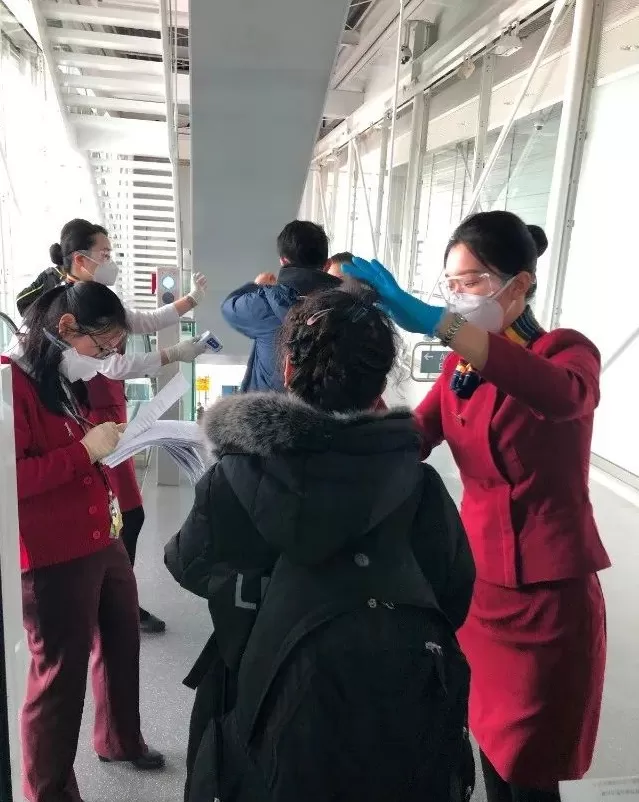 华人爆料 回国登机如灾难片 有人不戴口罩全程咳嗽 一下飞机多人发烧!