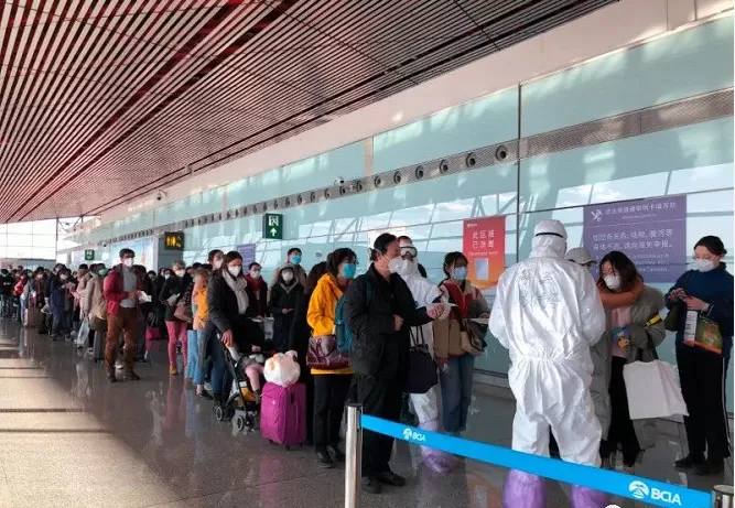 华人爆料 回国登机如灾难片 有人不戴口罩全程咳嗽 一下飞机多人发烧!