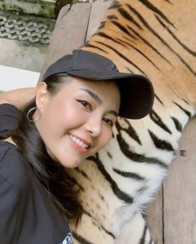 惊呆! 亚裔美女遇老虎求合影 竟伸手抓猛兽蛋蛋 为发朋友圈简直不要命!