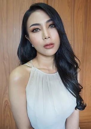 惊呆! 亚裔美女遇老虎求合影 竟伸手抓猛兽蛋蛋 为发朋友圈简直不要命!
