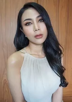 惊呆! 亚裔美女遇老虎求合影 竟伸手抓猛兽蛋蛋 为发朋友圈简直不要命!