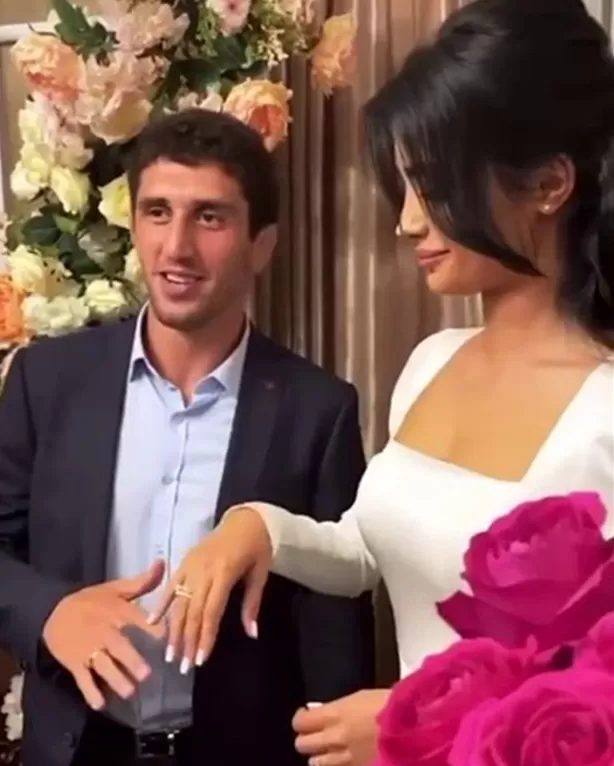 世界冠军迎娶绝色美女 婚礼上 宾客集体收到新娘当小三时的不雅照...
