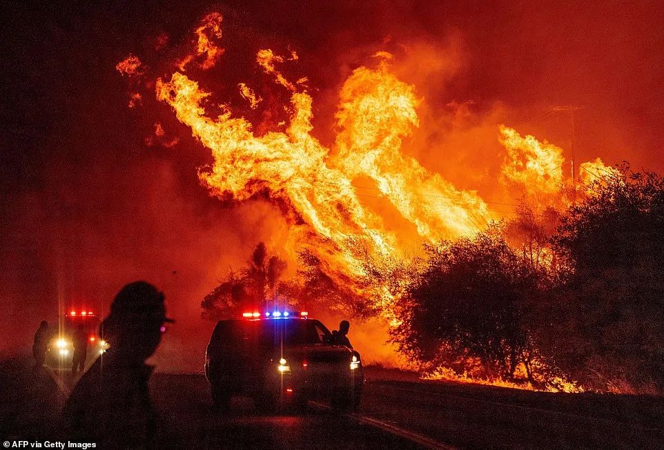 灾难! 烈火席卷美国4州 旧金山天地一片血红 惨变火星鬼城 游客如困炼狱!