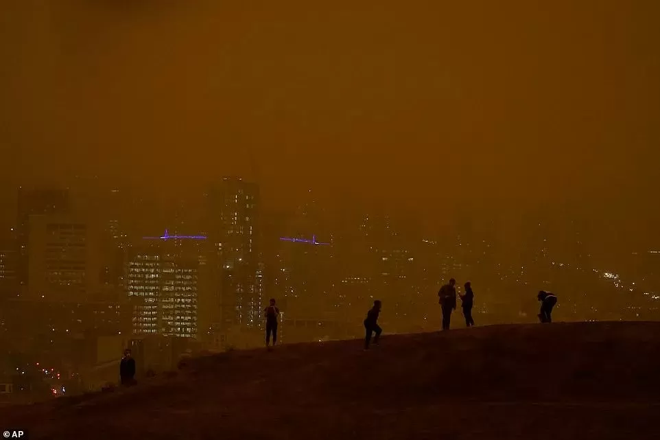 灾难! 烈火席卷美国4州 旧金山天地一片血红 惨变火星鬼城 游客如困炼狱!