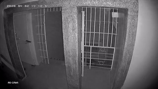 华人大哥遭入室抢劫 穿睡衣拖鞋拔枪狂射 1人干翻5悍匪 全程叼烟吊炸天!