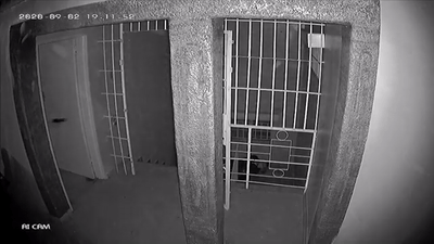 华人大哥遭入室抢劫 穿睡衣拖鞋拔枪狂射 1人干翻5悍匪 全程叼烟吊炸天!