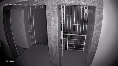 华人大哥遭入室抢劫 穿睡衣拖鞋拔枪狂射 1人干翻5悍匪 全程叼烟吊炸天!