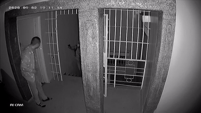 华人大哥遭入室抢劫 穿睡衣拖鞋拔枪狂射 1人干翻5悍匪 全程叼烟吊炸天!