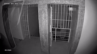 华人大哥遭入室抢劫 穿睡衣拖鞋拔枪狂射 1人干翻5悍匪 全程叼烟吊炸天!