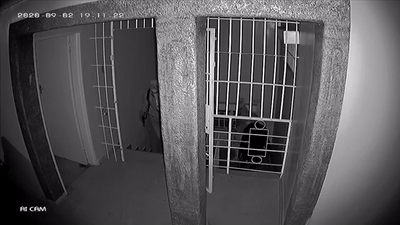华人大哥遭入室抢劫 穿睡衣拖鞋拔枪狂射 1人干翻5悍匪 全程叼烟吊炸天!