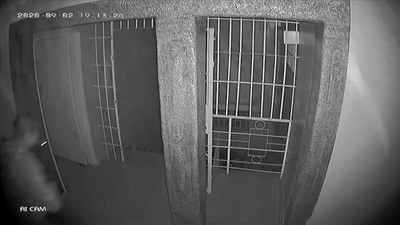 华人大哥遭入室抢劫 穿睡衣拖鞋拔枪狂射 1人干翻5悍匪 全程叼烟吊炸天!