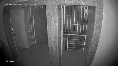 华人大哥遭入室抢劫 穿睡衣拖鞋拔枪狂射 1人干翻5悍匪 全程叼烟吊炸天!