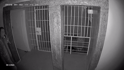华人大哥遭入室抢劫 穿睡衣拖鞋拔枪狂射 1人干翻5悍匪 全程叼烟吊炸天!