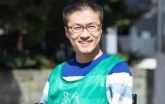 渣! 知名男作家没四肢 结婚15年出轨50人 离婚找个年轻女大学生!