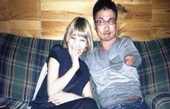 渣! 知名男作家没四肢 结婚15年出轨50人 离婚找个年轻女大学生!