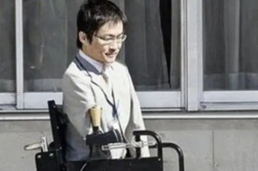 渣! 知名男作家没四肢 结婚15年出轨50人 离婚找个年轻女大学生!