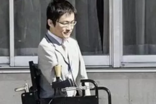 渣! 知名男作家没四肢 结婚15年出轨50人 离婚找个年轻女大学生!