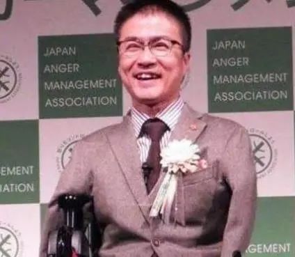 渣! 知名男作家没四肢 结婚15年出轨50人 离婚找个年轻女大学生!