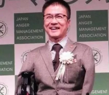 渣! 知名男作家没四肢 结婚15年出轨50人 离婚找个年轻女大学生!