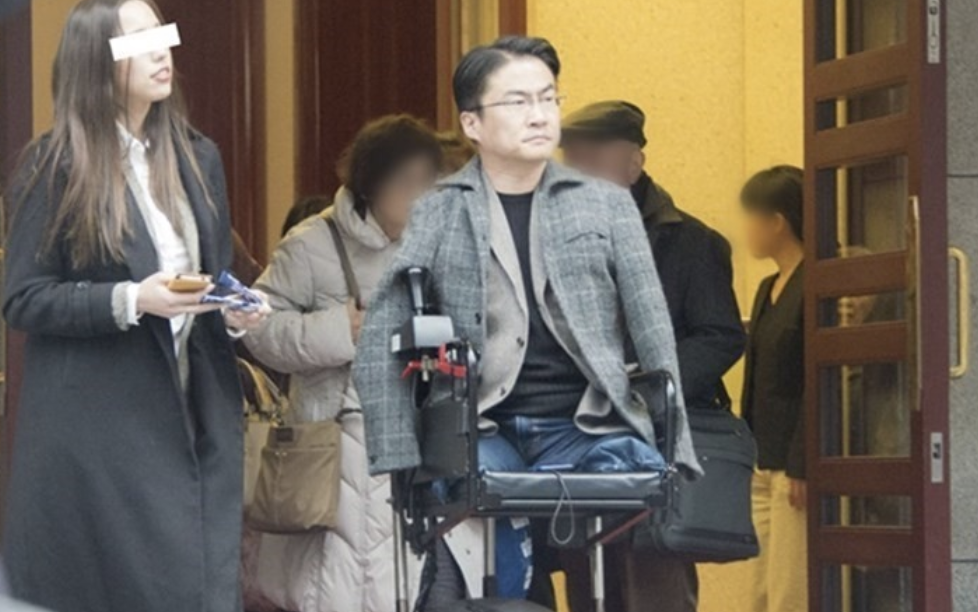 渣! 知名男作家没四肢 结婚15年出轨50人 离婚找个年轻女大学生!