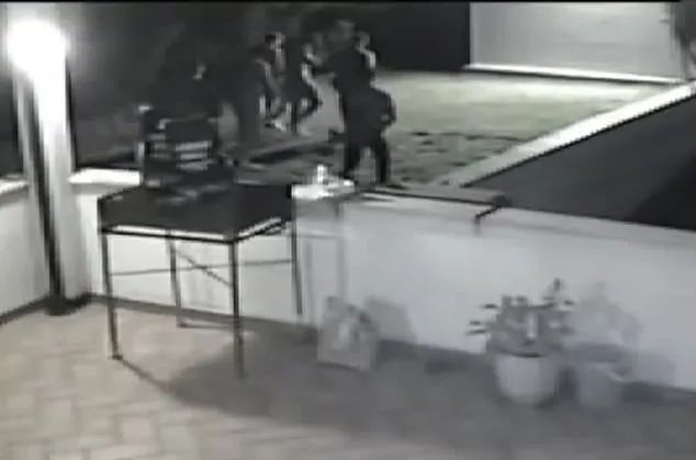 恐怖! 未成年少女旅游胜地遭8人轮奸 从别墅被拖走 度假变噩梦!