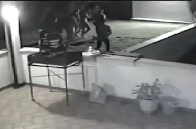 恐怖! 未成年少女旅游胜地遭8人轮奸 从别墅被拖走 度假变噩梦!