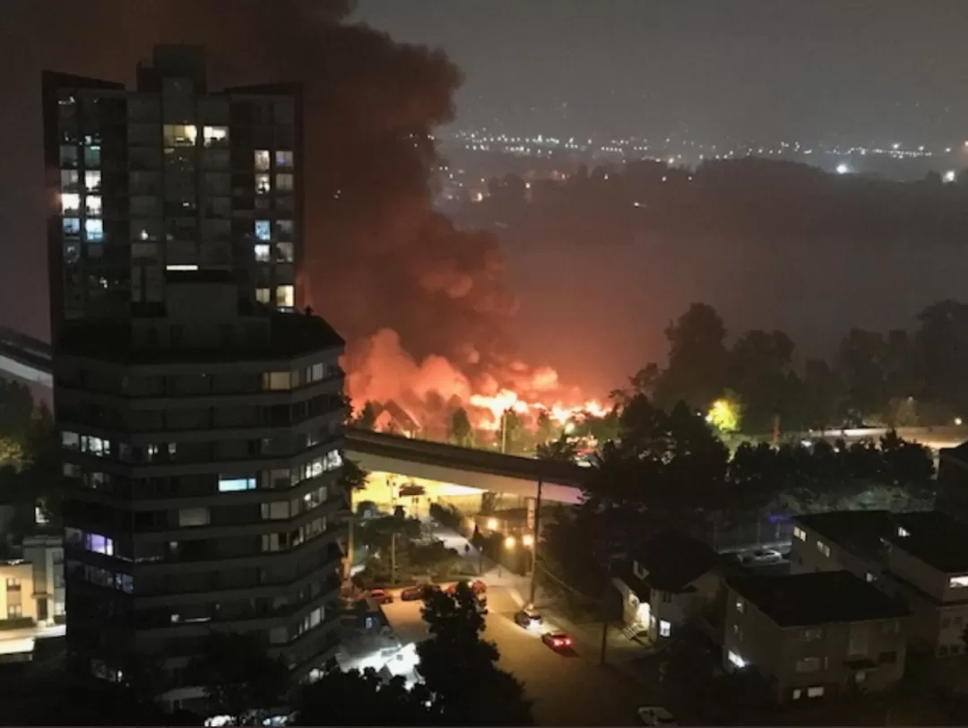 灾难! 大温新西敏毁灭性大火 含致癌物剧毒浓烟正在扩散 全大温屏住呼吸!