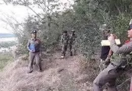 惊悚! 华人夫妻出国旅游 山顶拥吻 丈夫突然大喊