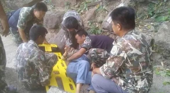 惊悚! 华人夫妻出国旅游 山顶拥吻 丈夫突然大喊