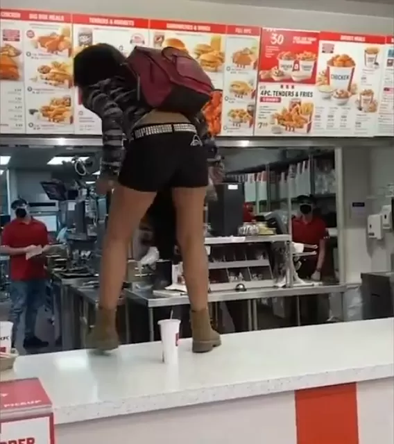 辣妹穿超短裤进KFC 被要求戴口罩后 秒变泼妇: 给老娘鸡腿 要不捅死你!