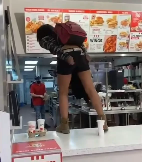 辣妹穿超短裤进KFC 被要求戴口罩后 秒变泼妇: 给老娘鸡腿 要不捅死你!