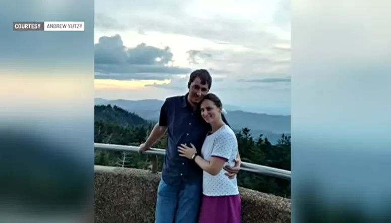 恐怖! 一家三口当街遭抢劫 劫匪开枪扫射 夫妇中弹 6岁儿子一招躲过死劫!