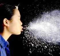 丢脸! 华人大妈不戴口罩逛商场 故意冲人打喷嚏 被判坐牢!