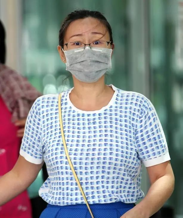 丢脸! 华人大妈不戴口罩逛商场 故意冲人打喷嚏 被判坐牢!