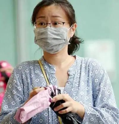 丢脸! 华人大妈不戴口罩逛商场 故意冲人打喷嚏 被判坐牢!